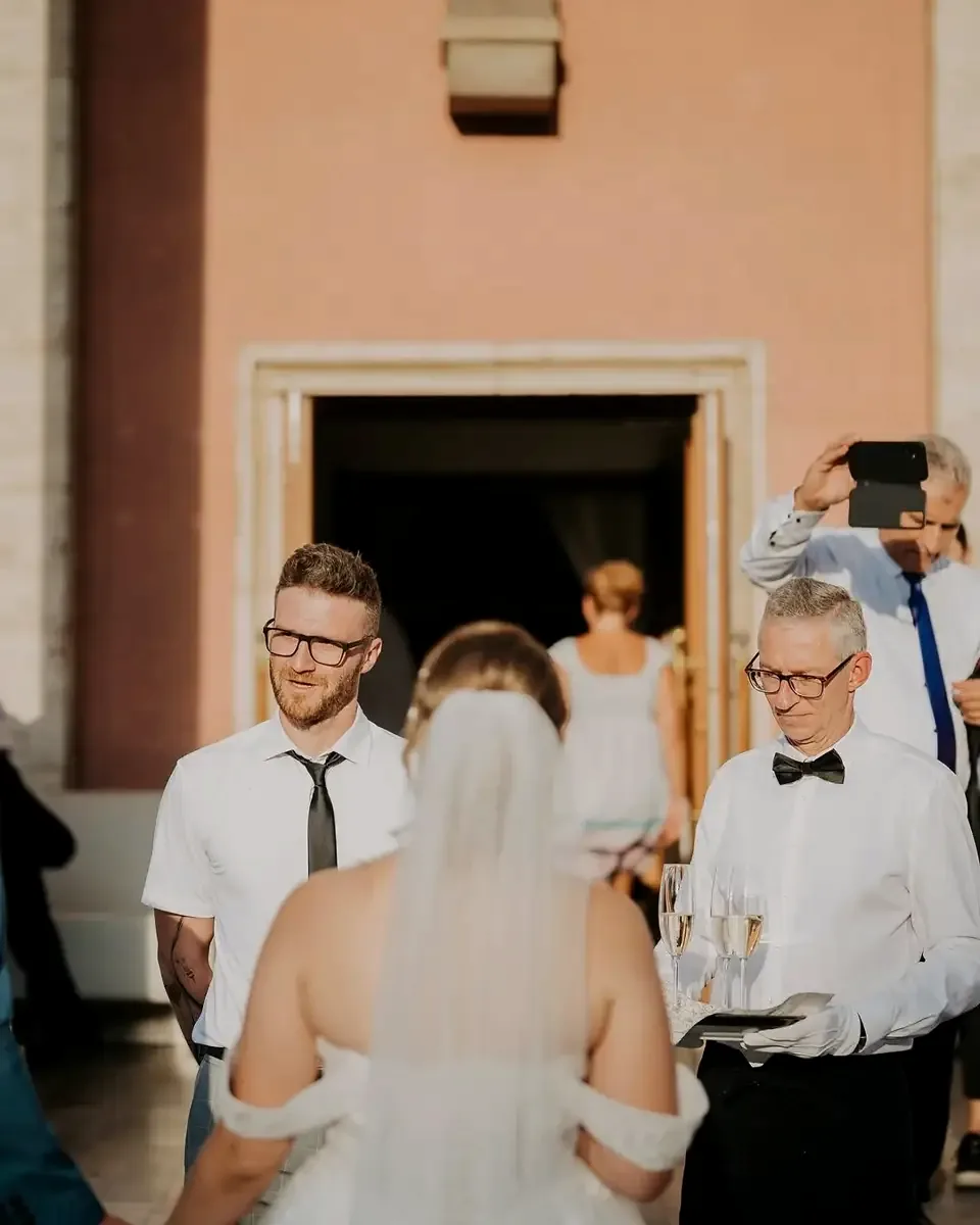 Nevestu a hostí vítajú čašníci so šampanským
