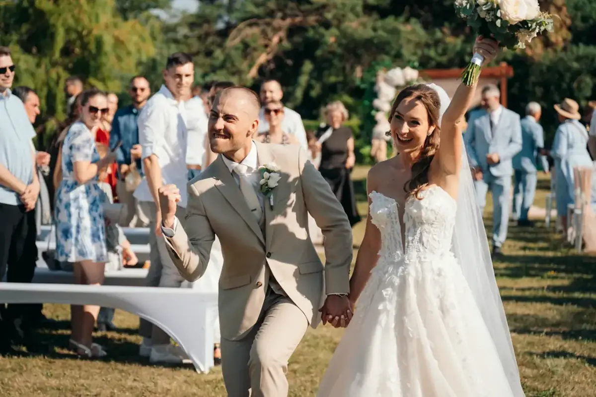 Novomanželia po obrade medzi hosťami