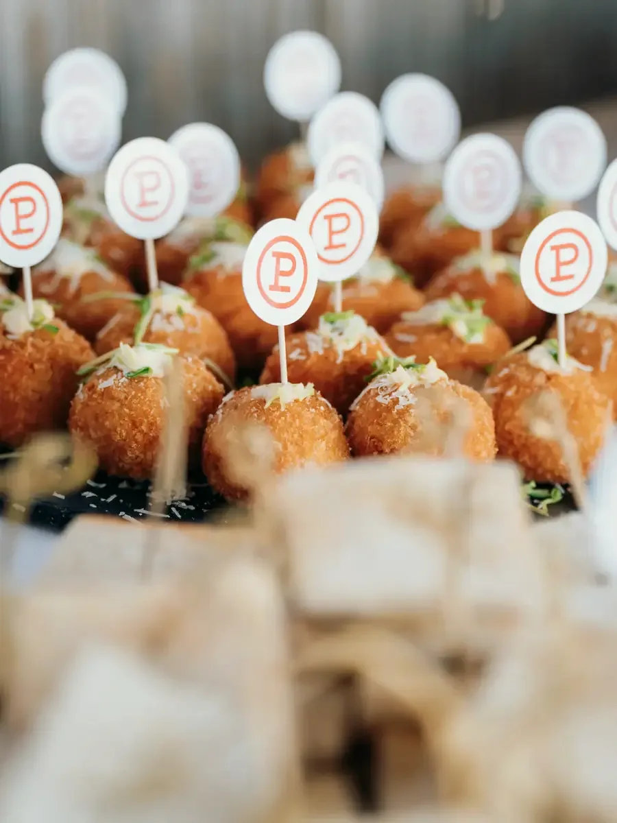 Rautové krokety s logom Platz