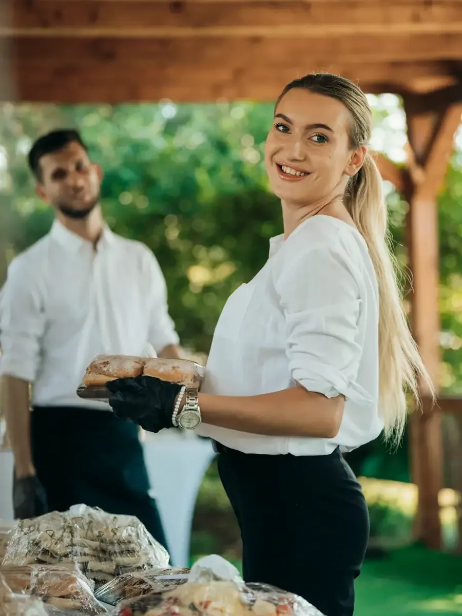 Čašníci Platz na svadbe v exteriéri